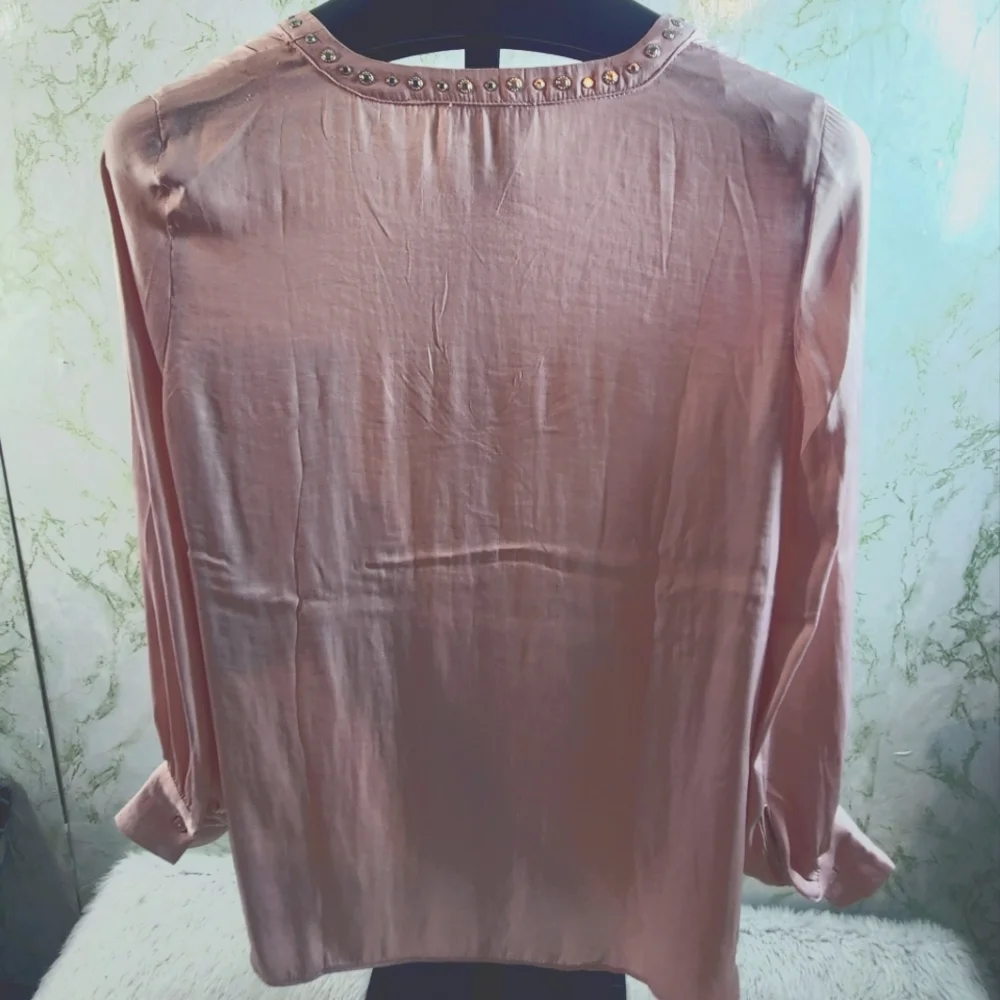 CARMEN MARC VALVO Beautiful Pink Vneck Blouse